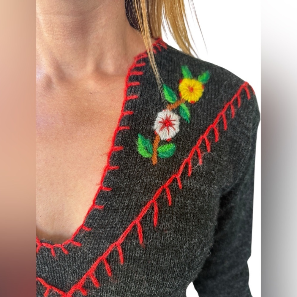 Vintage 70s Womens Gray Embroidered Floral V Neck Sweater Medium Cottagecore - Picture 12 of 12